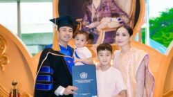 Raffi Ahmad mendapat gelar Doktor Honoris Causa oleh Universal Institute of Professional Management (UIPM). Foto: Instagram/@raffinagita1717