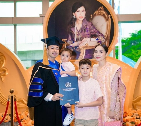 Raffi Ahmad mendapat gelar Doktor Honoris Causa oleh Universal Institute of Professional Management (UIPM). Foto: Instagram/@raffinagita1717