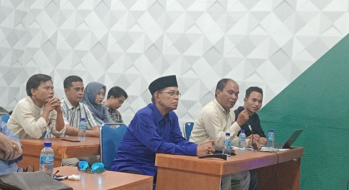 Dr. Habiburrahman Taqiuddin, SH. MH. Saat memaparkan pertanyaan dari media, detik.com, antara, radarlombok, metrontb, liputanntb,dan lpkpkntb.com. Program Studi Ilmu Hukum Bisnis, Perkuat Kualitas Pendidikan Tinggi di NTB. (Liputanntb.com).